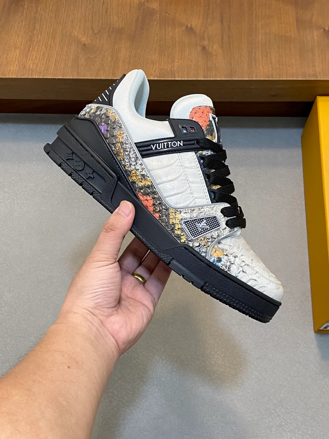 💰900 LV TRAINER python pattern sneakers for men are shipped. The early version of the LV Vuitton World official website is made of gorgeous python pattern stitched together in different parts. Creative inspiration drawn from retro basketball shoes continues the classic style and incorporates colorful natural patterns to create this new sneaker. The side is decorated with the Vuitton logo, the tongue and heel are decorated with LV letters, and the classic rubber outsole is decorated with Monogram flowers. Needless to say, the comfort of Lujia's shoes is very masculine! Completely packaged! Size: 39-40-41-42-43-44 standard leather shoe size (38/45/46 can be customized and does not support returns or exchanges)